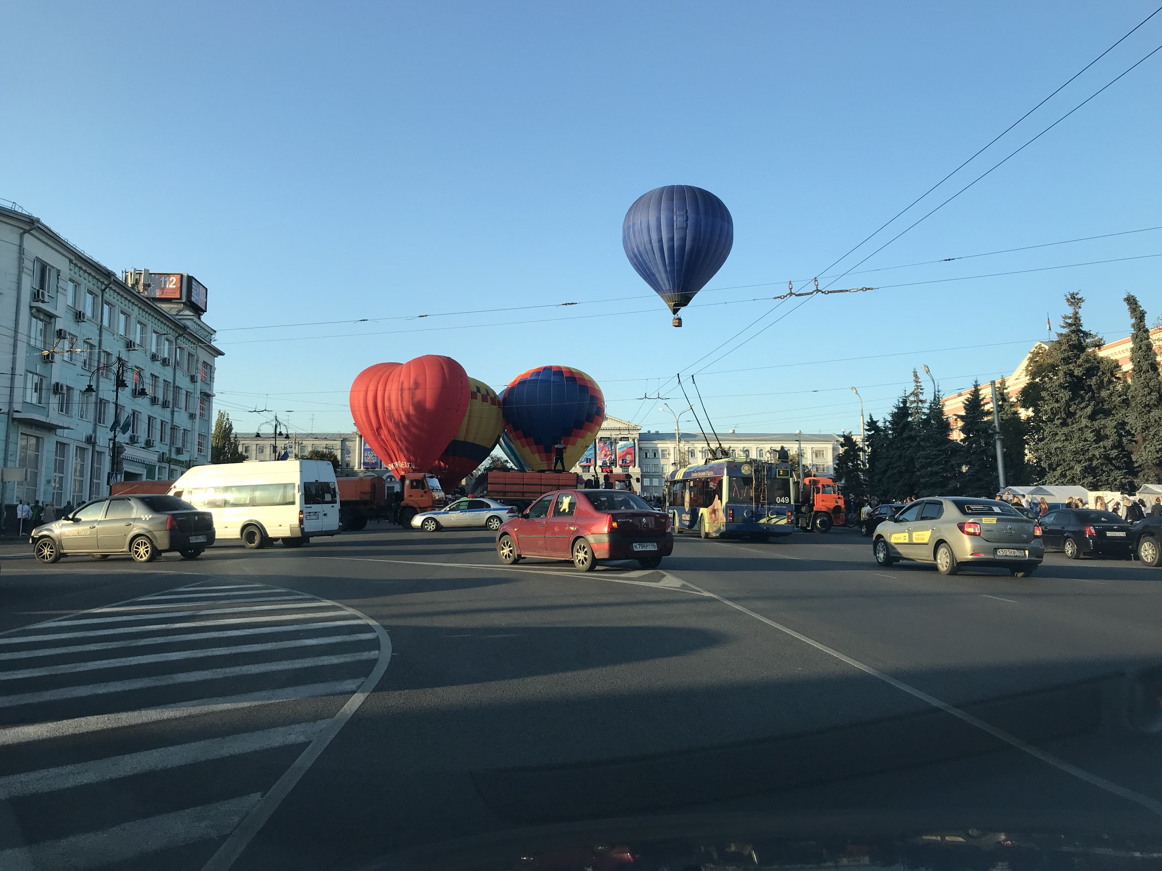 Над курском. Аэростаты Курск. Фестиваль воздушных шаров 2020 Курск. День города Курска 28 сентября 2019 воздушные шары. Шары летят.