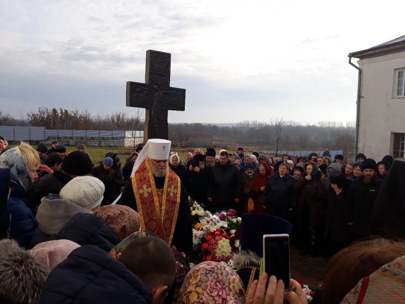 Рыльские новости курской. Рыльский монастырь могила старца. Могила в Рыльске Ипполита мужской монастырь.