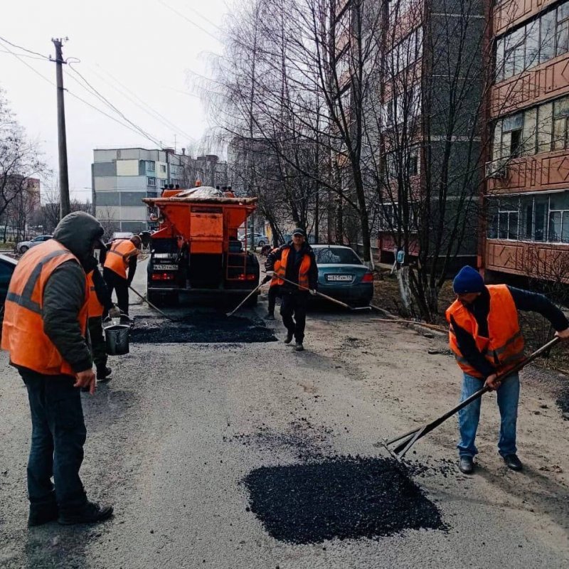 Повсюду в клубе на улицах на скамейках у ворот