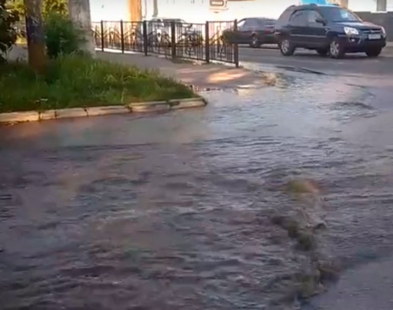 Залило горячей водой. Перекресток Бочарова и красной армии Курск. Потоп в Курске. Курск затопляет. Затопленные улицы Курска фото.