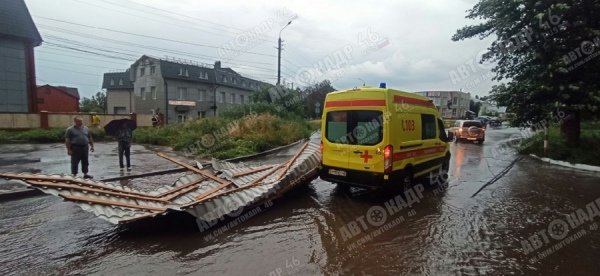 Крыша упала на авто