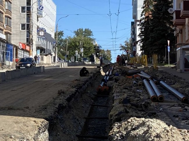 В Курске меняющий теплосети подрядчик повредил трубу с холодной водой на Радищева » 46ТВ Курское Интернет Телевидение