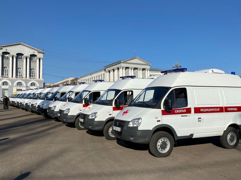 Помощь 22. Вручение автомобилей скорой помощи. Курск выдача машин скорой помощи. Креков вручил машины скорой помощи. Старовойт ключи от скорой помощи.