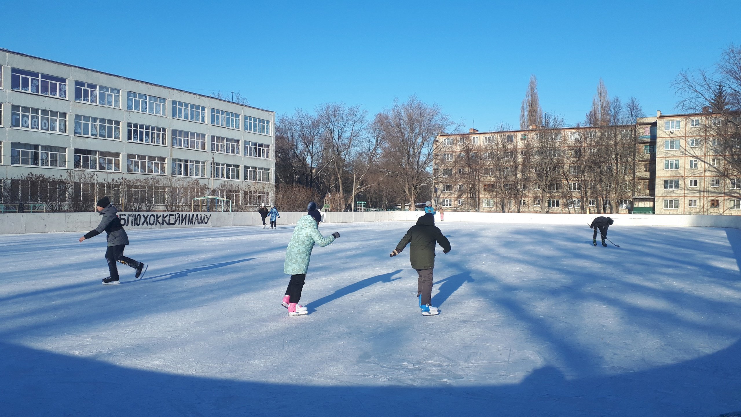 Каток курск. Каток около драмтеатра Курск. Союзная 26 Курск каток. Каток в детском парке Курск. Лед каток.