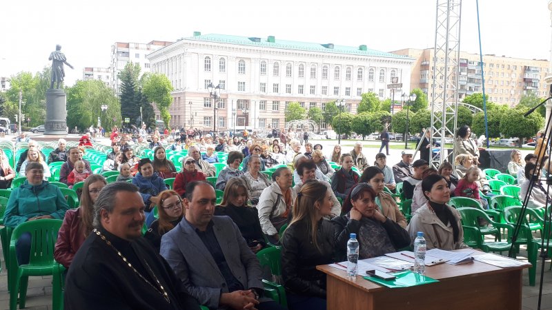 Собирать на площади. Сцена в сквере. Курская область Театральная площадь. 24 Мая праздник. Фестиваль Гридина Курск 2022.