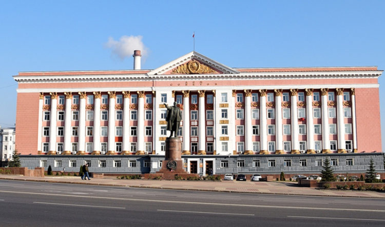 Правительство курской. Дом советов Курск. Областная администрация Курск. Здание правительства Курской области. Администрация Курской области.