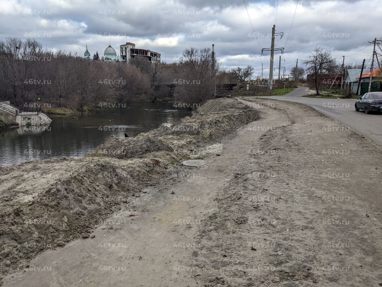 В Курске горы земли украсили Стрелецкую Набережную после расчистки Тускари  у Утиного острова | 15.11.2022 | Курск - БезФормата