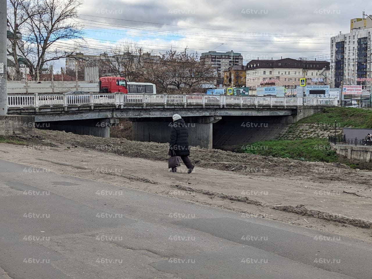 В Курске горы земли украсили Стрелецкую Набережную после расчистки Тускари  у Утиного острова | 15.11.2022 | Курск - БезФормата