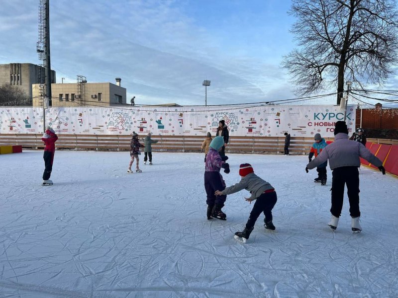 Губернаторский каток расписание. Губернский каток Курск. Каток на Пушкинской Курск. Губернский каток 2023. Каток на театральной площади Курск.