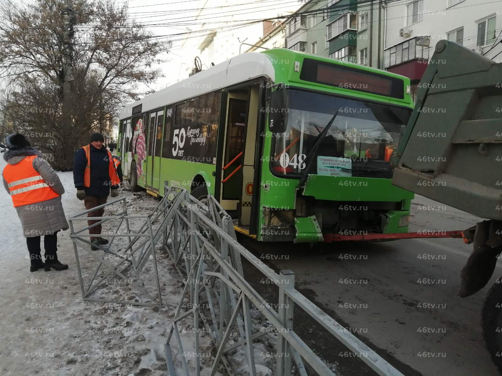 В Курске троллейбус при выезде на тротуар сломал ограждение дороги на  Радищева » 46ТВ Курское Интернет Телевидение