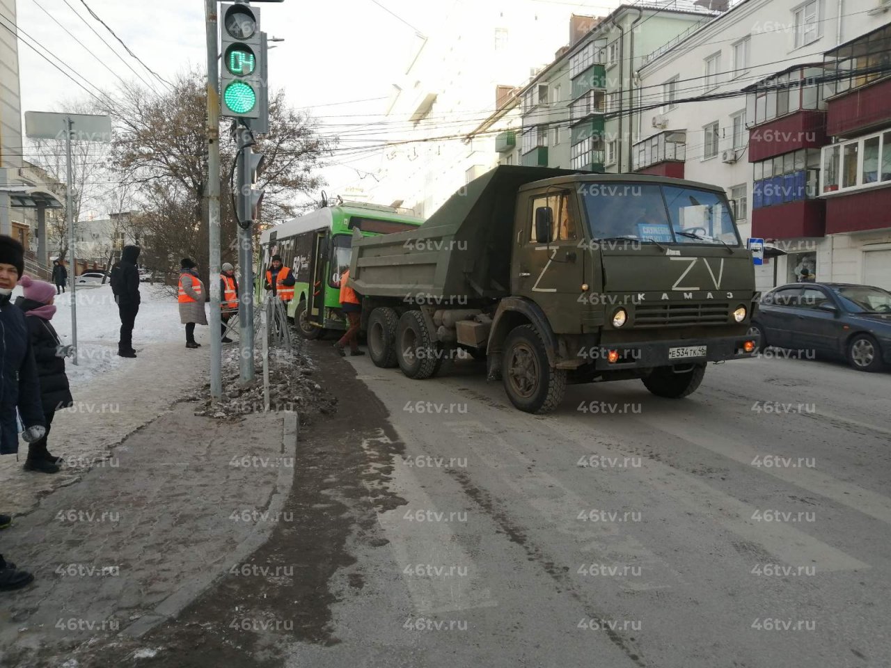 В Курске троллейбус при выезде на тротуар и сломал ограждение дороги на  Радищева | 11.01.2023 | Курск - БезФормата