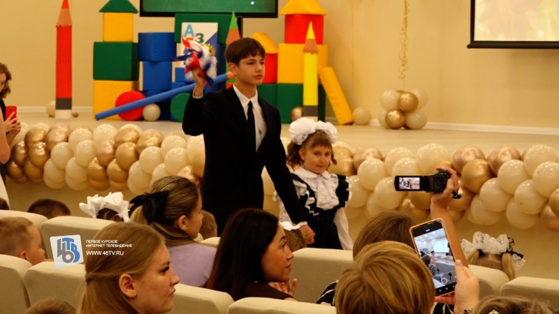 В Курске на открытии новой школы 23 прозвучали 3 первых звонка