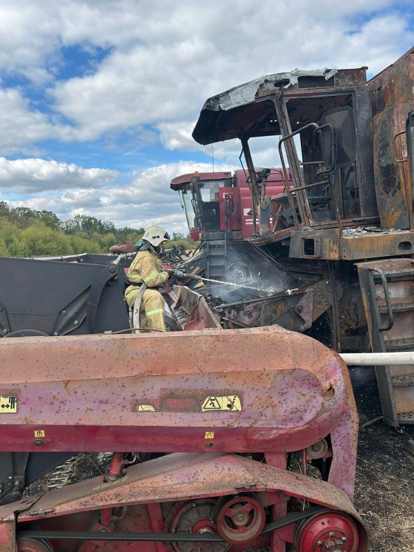 Под Курском в битве за урожай сгорели 2 комбайна