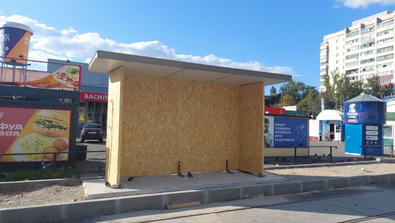 В Курске на Комарова установили временную остановку из ДСП