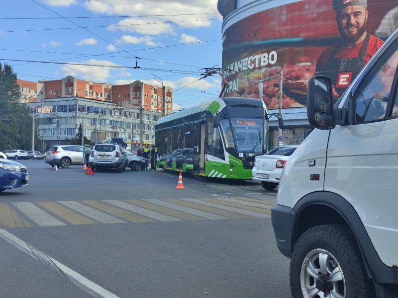 В Курске массовое ДТП с трамваем остановило движение у Московской площади