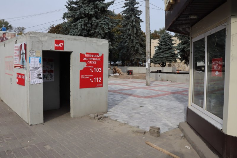 В Курске посреди разрухи у ТЦ Куряночка начали укладывать новую плитку