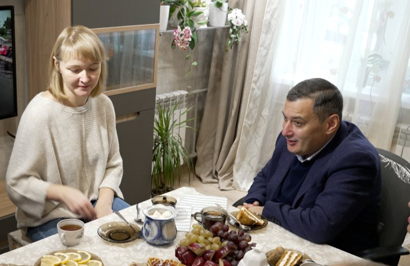 Хинштейн побывал на новоселье в отремонтированной после атаки ВСУ квартире