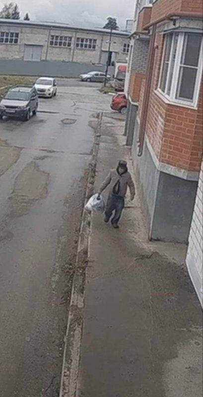 В Курске полиция ищет мужчину с большим пакетом по подозрению в краже