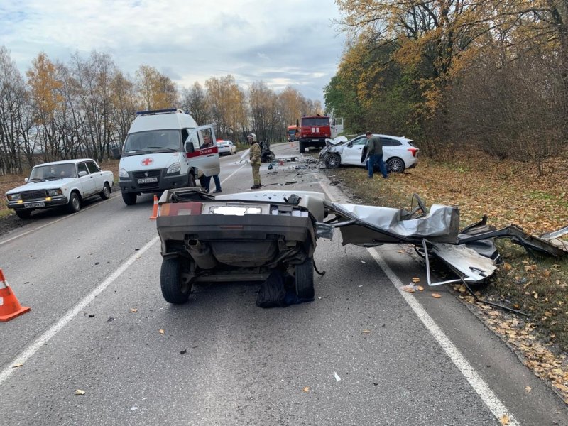 В ДТП на трассе под Курском автомобиль буквально разорвало