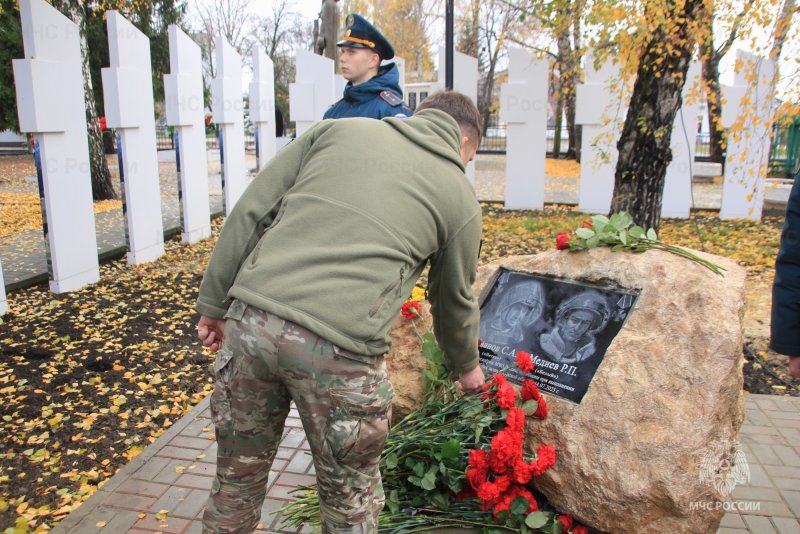 В Курской области открыли мемориальный камень в честь погибших спасателей