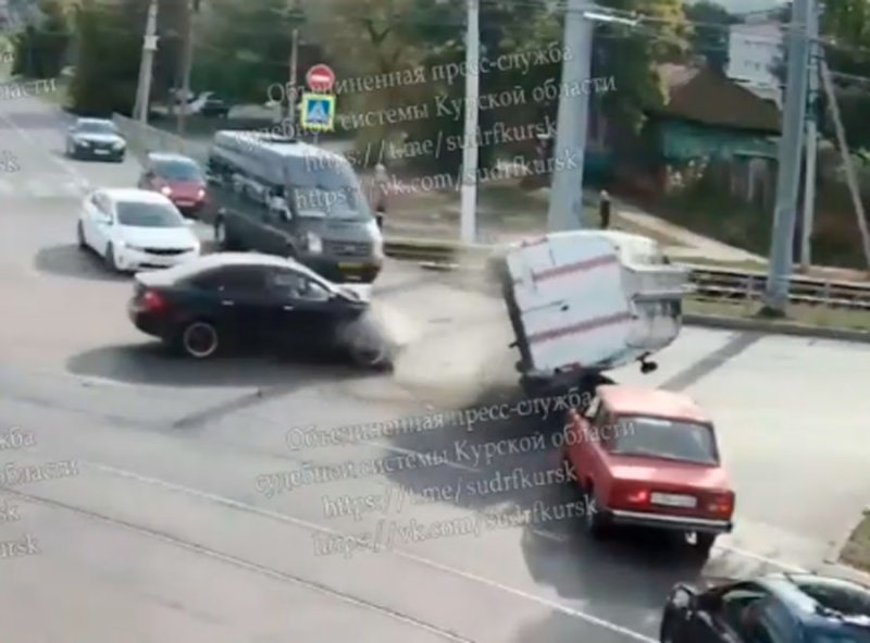 В Курске не уступившую дорогу автомобилистку наказали за ДТП с машиной ГО ЧС
