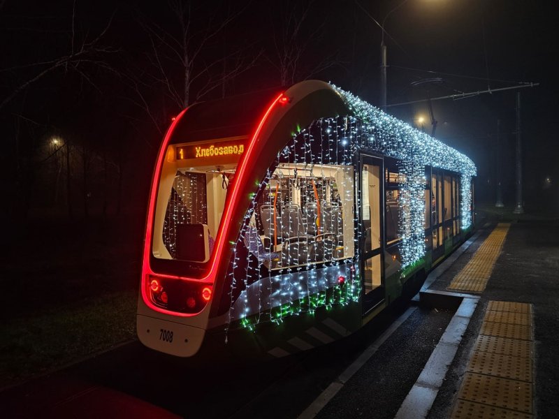 Новогодний Ветерок: в Курске вышел на линию праздничный трамвай