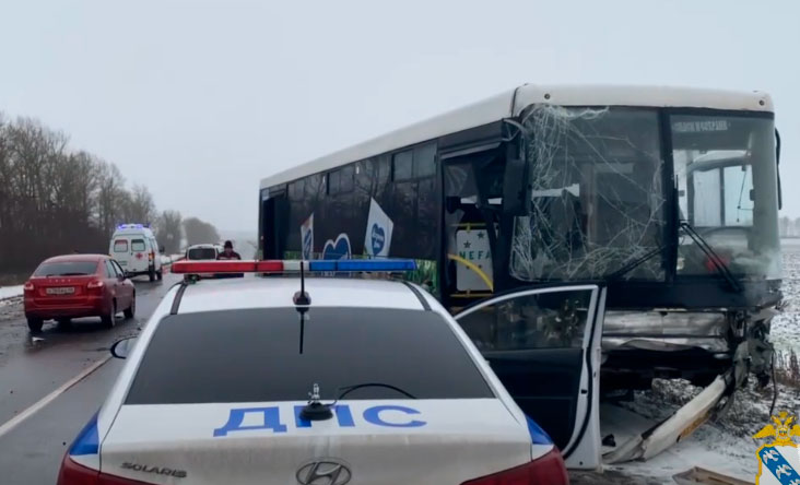 В Курской области в массовом ДТП с автобусом погиб водитель Тойоты