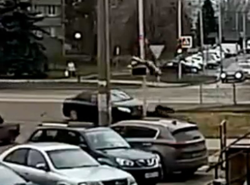 В Курчатове водитель врезался в светофор и скрылся, потеряв номер машины