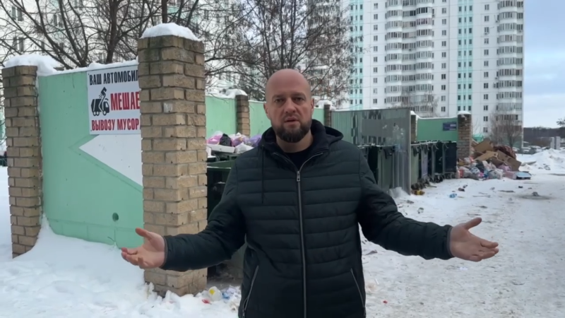 Из-за припаркованных машин курские коммунальщики не могут убрать мусор