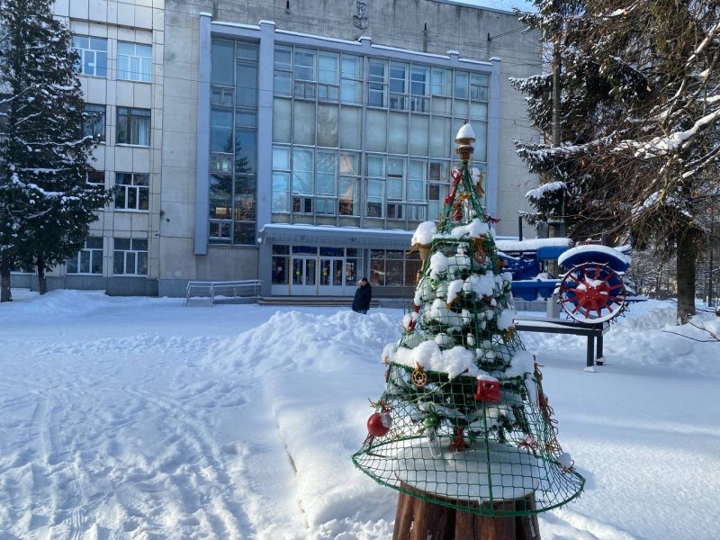 В Курске появилась ёлочка из списанных запчастей