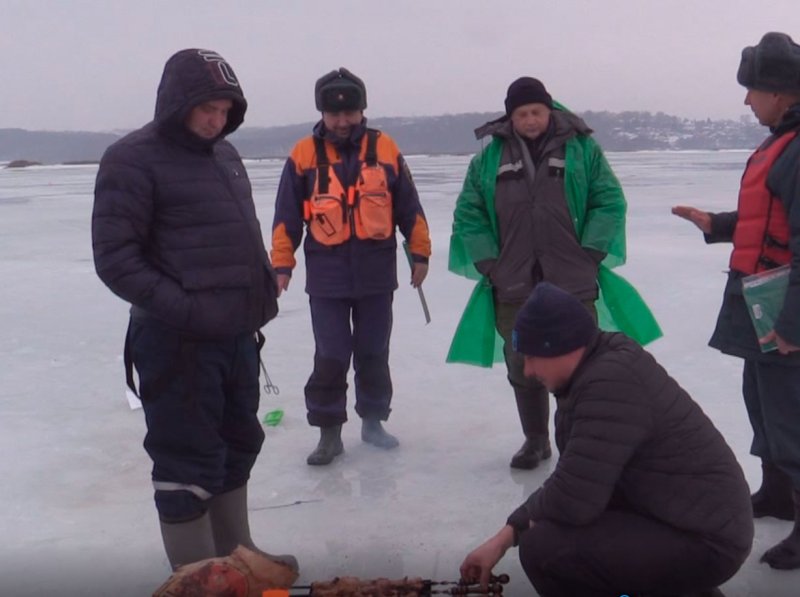 Отважные курские рыбаки жарят шашлыки на рыхлом льду