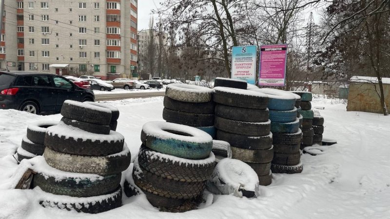 По всему Курску растут горы из сотен старых шин