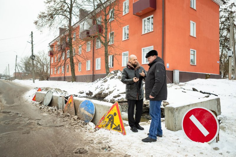 В Курске на улице Юности течет канализация: для ремонта ждут хомуты