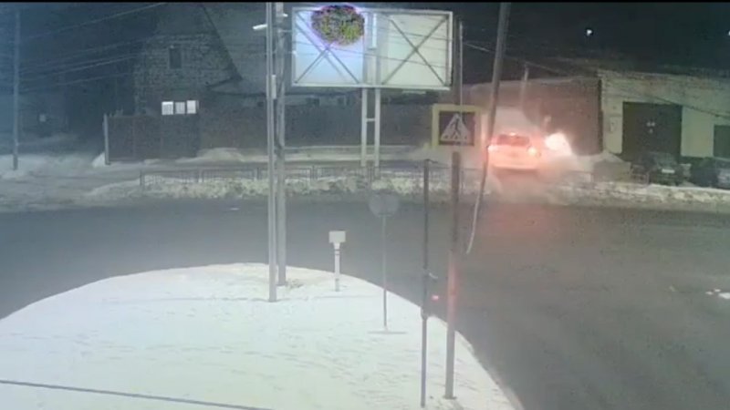 Снес столб: в Курске сняли на видео атаку на светофор на Клыкова-Сумской
