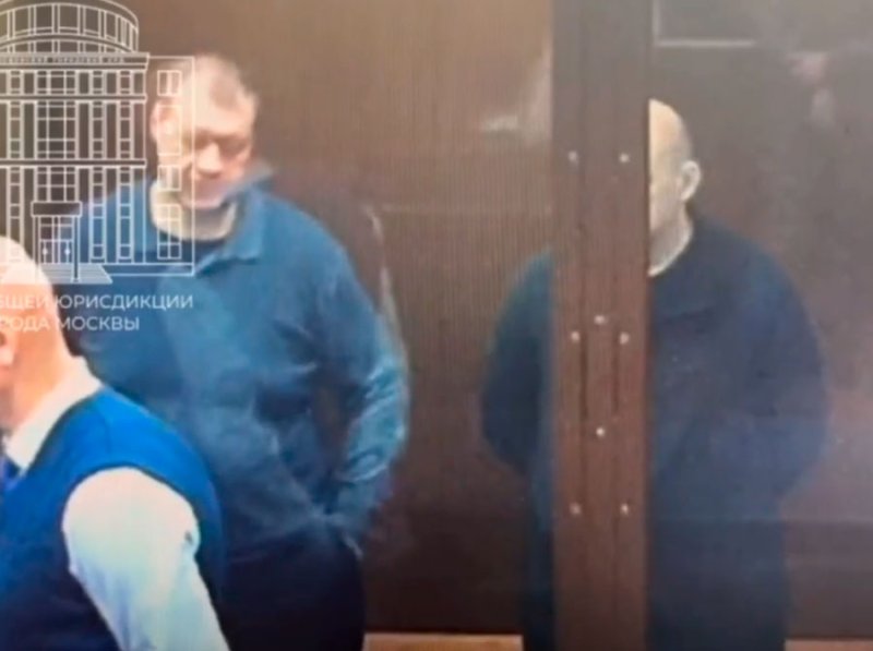 Суд оставил под арестом похудевших Смирнова и Дедова