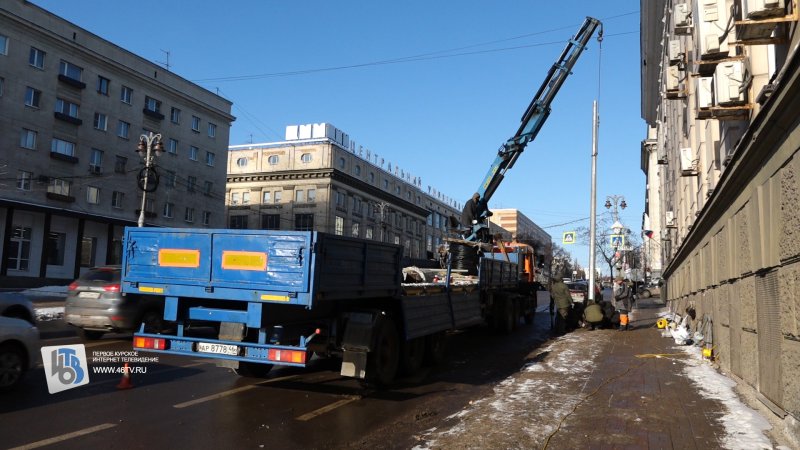 Да будет свет: в Курске на Ленина заменили 3 опоры, снесенные троллейбусом