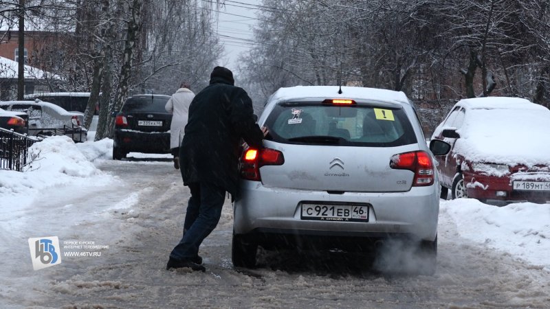 В Курске погодный коллапс: пешеходы падают, машины буксуют