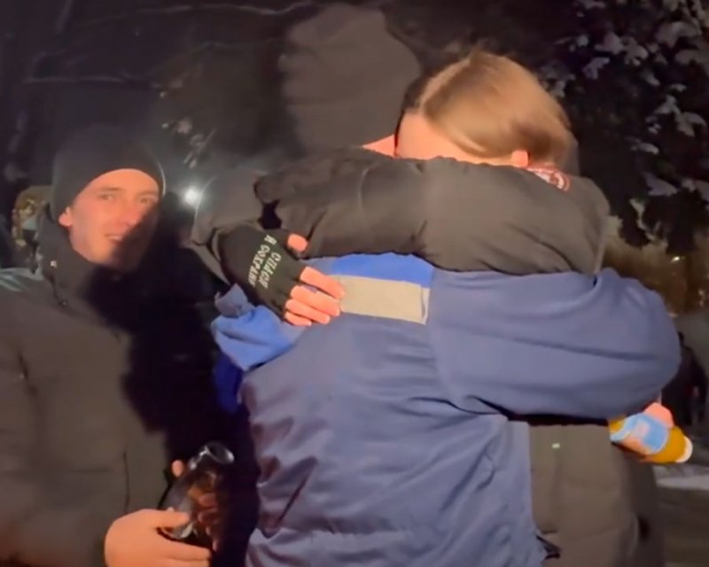 Обнародованы кадры встречи в родственниками возвращенных с Украины курян