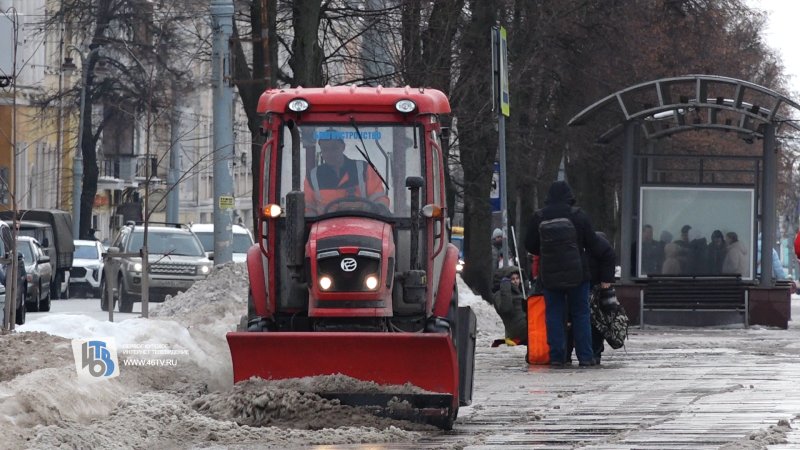 В Курске в оттепель дорожники усилили борьбу со снегом и наледью