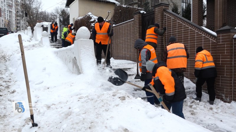 Антилед: в Курске 2 бригады чистят лестницу на Мирной