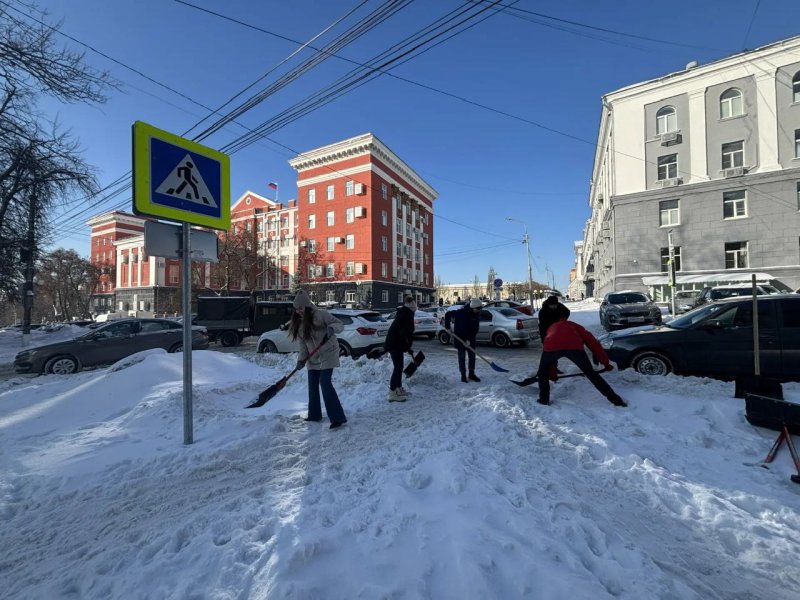 В Курске чиновники 2 дня массово чистят улицы от снега
