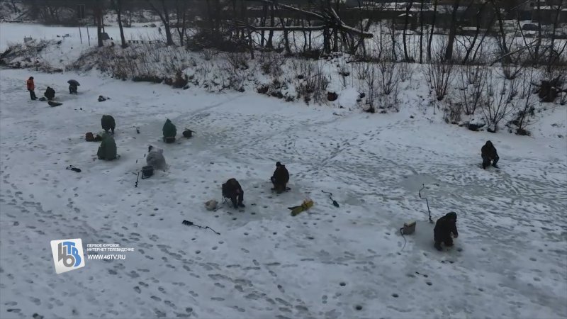 В Курске рыбаки отважно выходят на рыхлый лёд