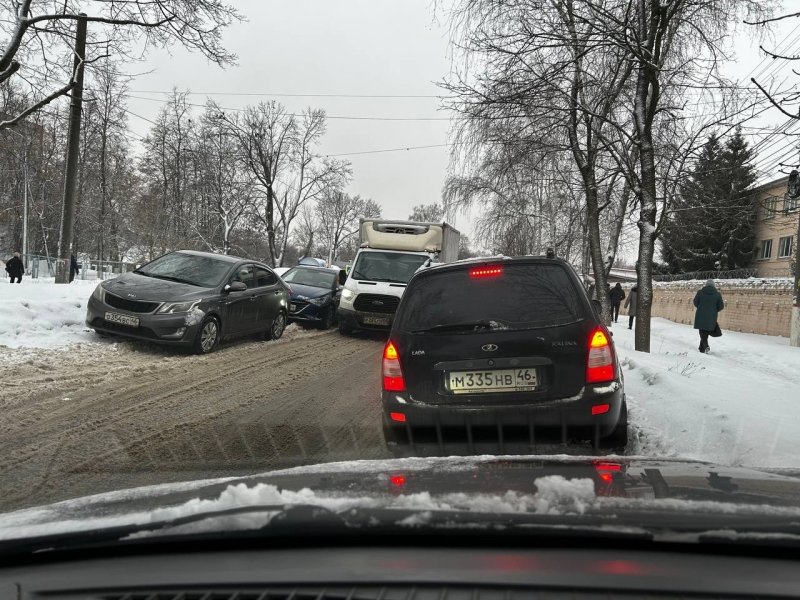В Курске после снегопада вопрос с парковками обострился до предела