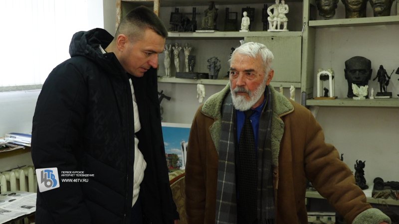 В Курске поздравили с 87-летием заслуженного художника РФ Николая Криволапова