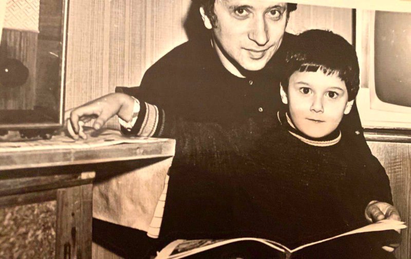 Хинштейн опубликовал своё детское фото с отцом