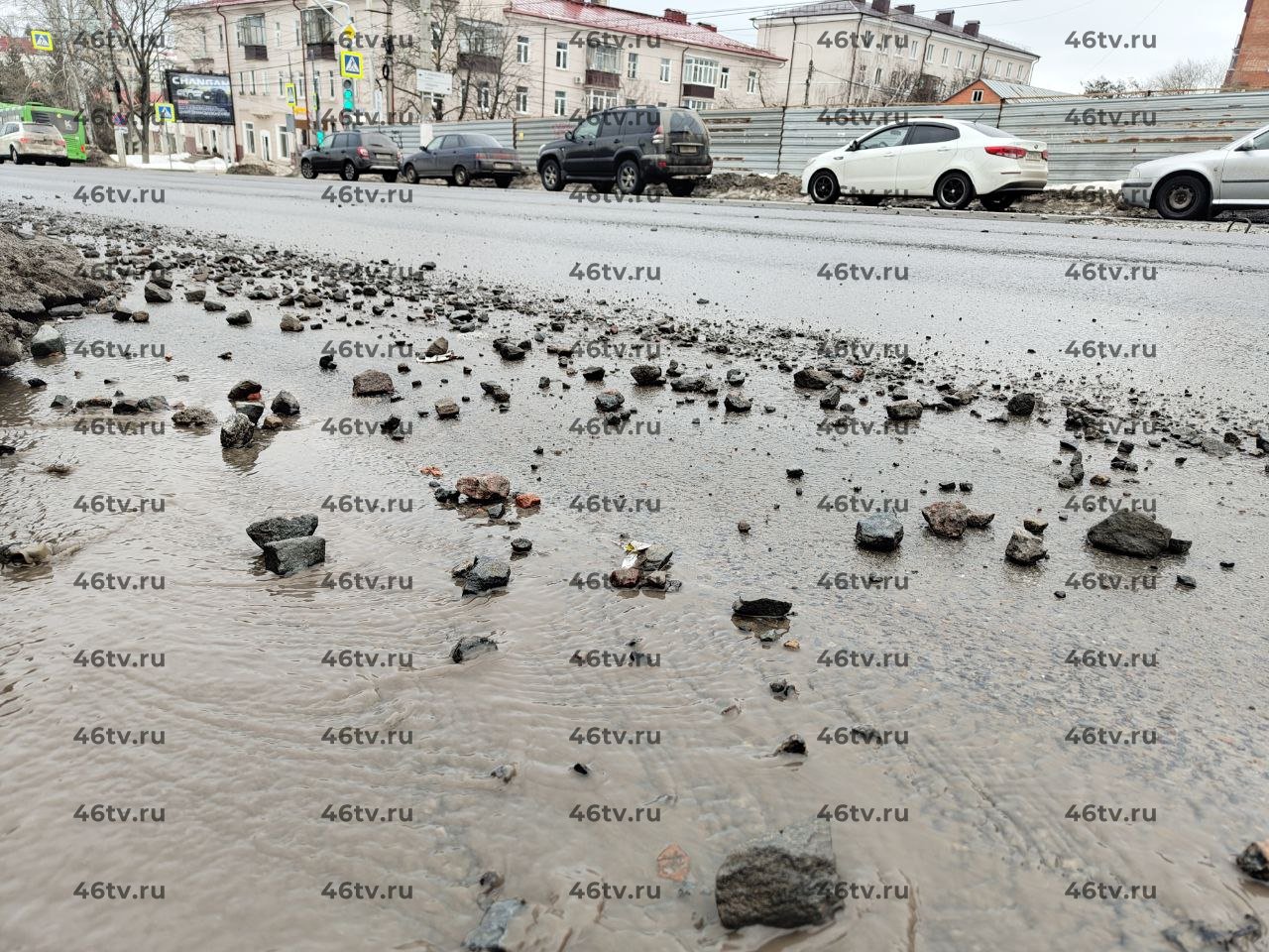 Что посеешь: в центре Курска разметало щебень по дороге