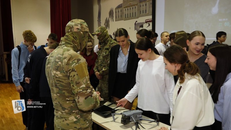 Парящий в зале дрон: в Курске старшеклассникам преподали урок беспилотности
