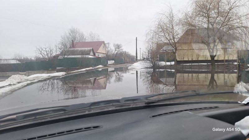 Курский район заливают талые воды, жертвой паводка стал автомобиль