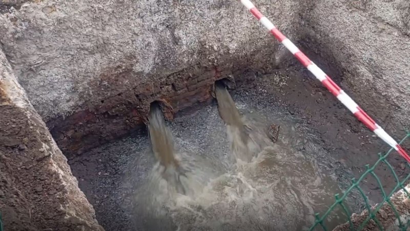 В Курске раскоп канализации окутал вонью дом 9 на Ломакина