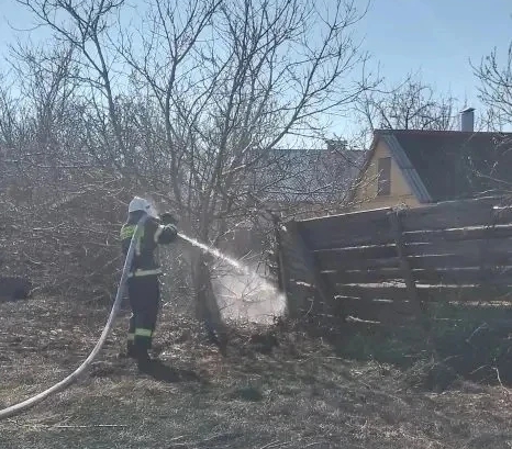 В Курской области повсеместно горит сухая трава